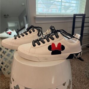 Disney Minnie Mouse Tennis shoes Size 6